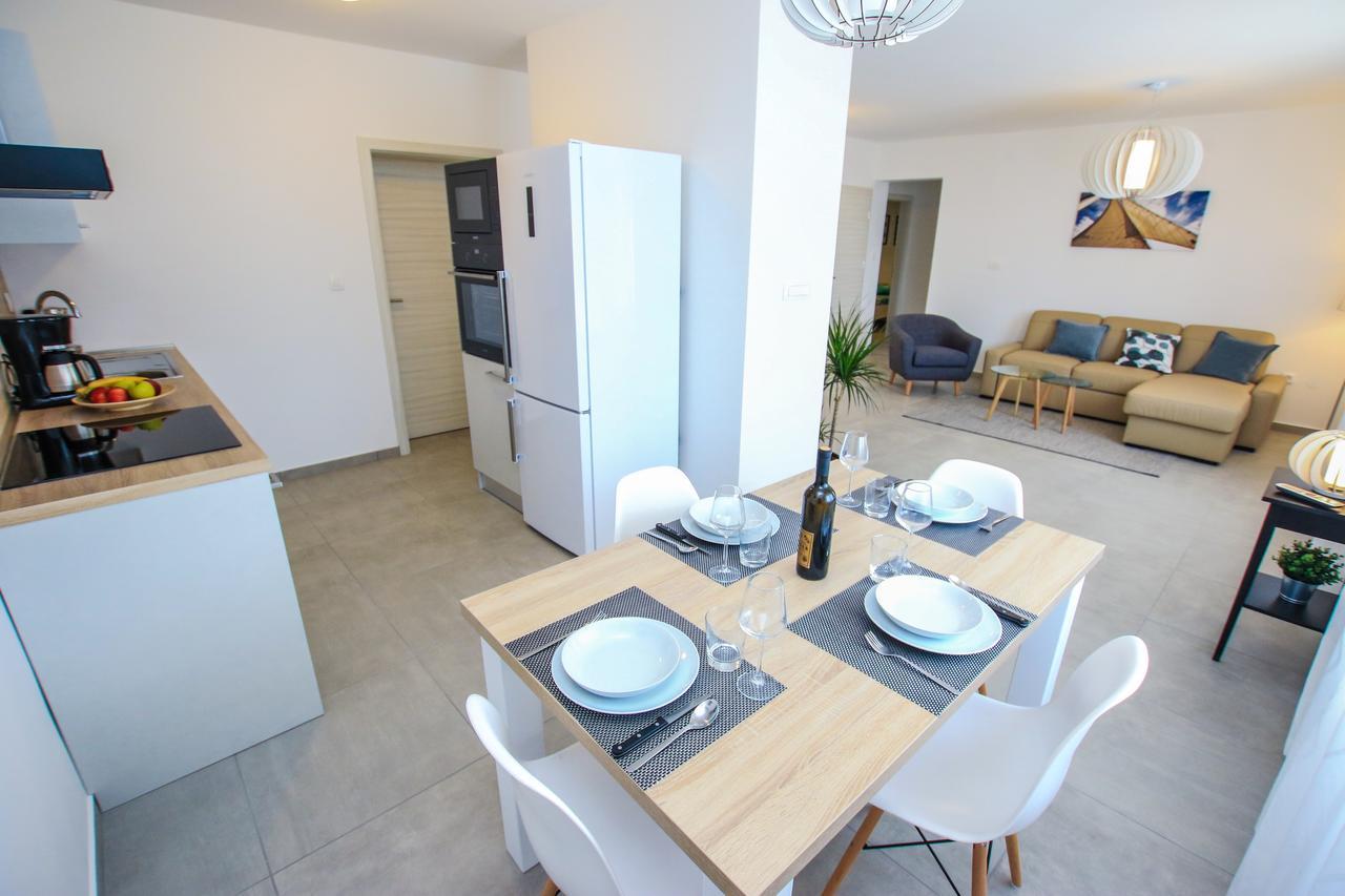 Family Beach Apartments เปโรย ภายนอก รูปภาพ